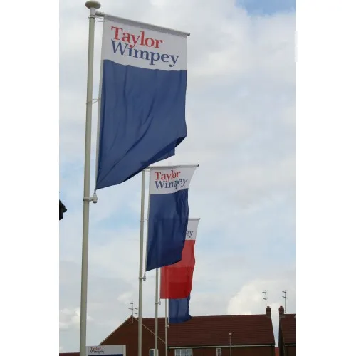 Banner head with rotating arm for fiberglass flagpole