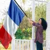 Black sectional metal flag stick up to 145 cm with decorative top and anti-twisting mechanism of the flag